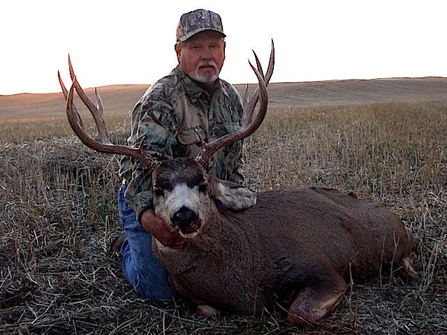 Photo of Louis Russell Sr. 2010 Trophy Alberta Mule Deer